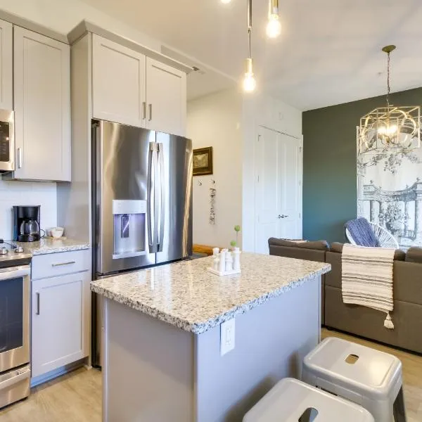 Downtown Lynchburg Condo with James River Views, hotel en Lynchburg