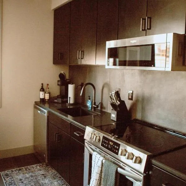 Modern State 209 Just Blocks Away From The Bay, hotel in Traverse City