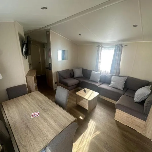 4 Bed 10 Berth Caravan Seawick Holiday Park、Saint Osythのホテル