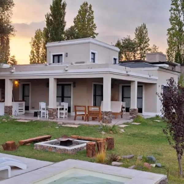 CASA EN CHACRAS DE CORIA CON VIÑEDO Y JACUZZI, hotel v destinaci Ciudad Lujan de Cuyo