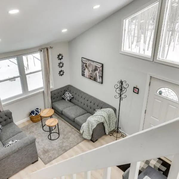 Walk to Lake Tobyhanna Home with Hot Tub and Fire Pit, hotel in Tobyhanna