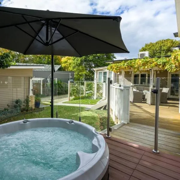 Cabin Charm - Hot Tub Bliss, Moments from the Beach, hotel v destinaci Cowes