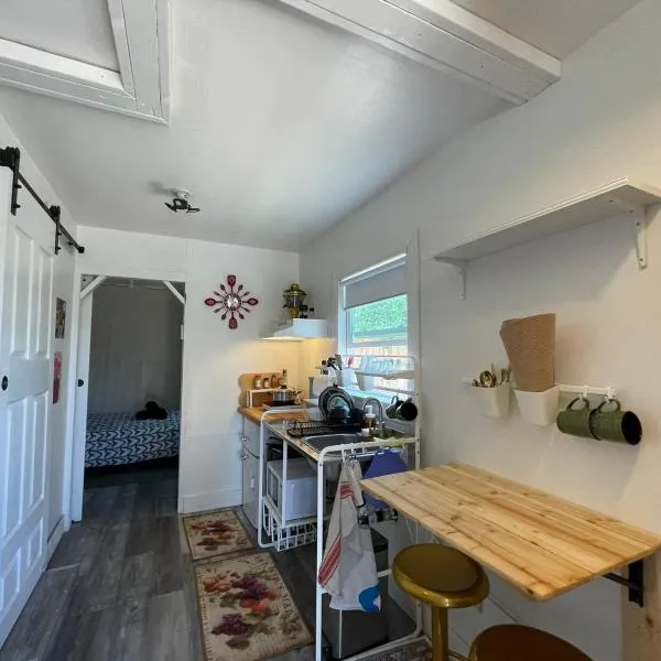 Petite Guesthouse with Kitchenette and Private Bathroom, hotel in Lake Isabella