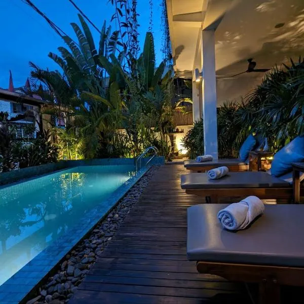 Family Style 3-Bedroom Suite by Baahu Villa, hotel v Siem Reap