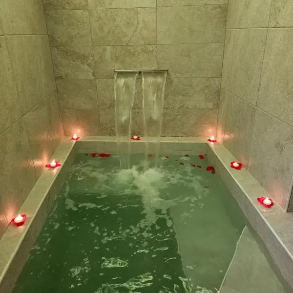 LUXUITE Spa con Piscina o Jacuzzi, Hotel in Alberobello