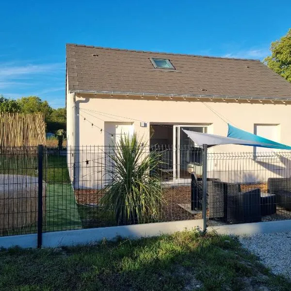 Jolie Maison récente, au calme avec jardin et parking gratuit, Hotel in Saint-Denis-de lʼHôtel