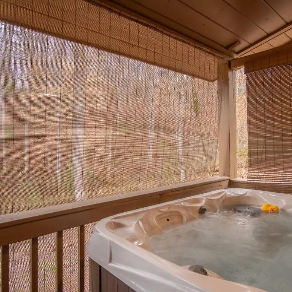 Cozy Cabin Retreat: Tiny Trotter, hotel in Bryson City