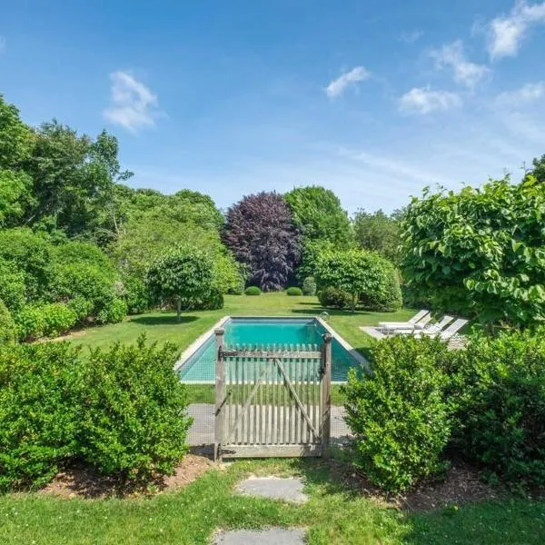 Heated Pool, Driftwood Cottage by RoveTravel, hotel i East Hampton