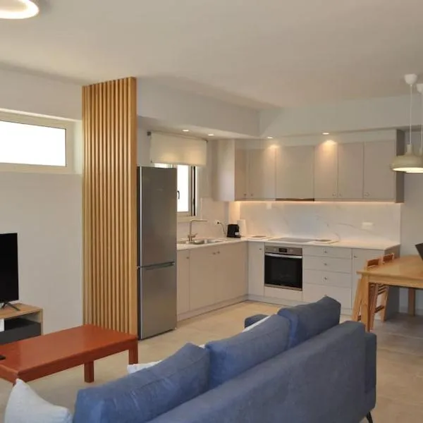 Sunny flat among olive trees, next to the beach, hotel em Módhion