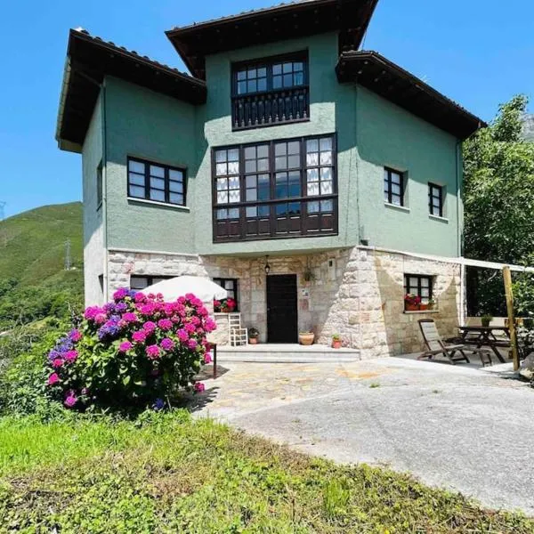 Acogedora casa en Arangas Cabrales, ξενοδοχείο σε Arenas de Cabrales