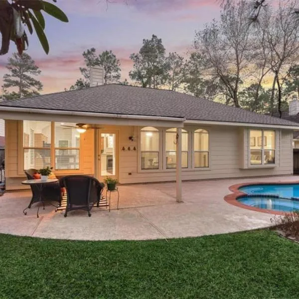 Lovely Woodlands home w/heated pool and spa!, hotel v destinaci Spring