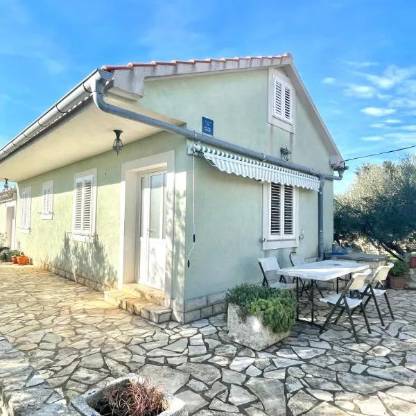 Cosy apartment - Olib island, хотел в Олиб
