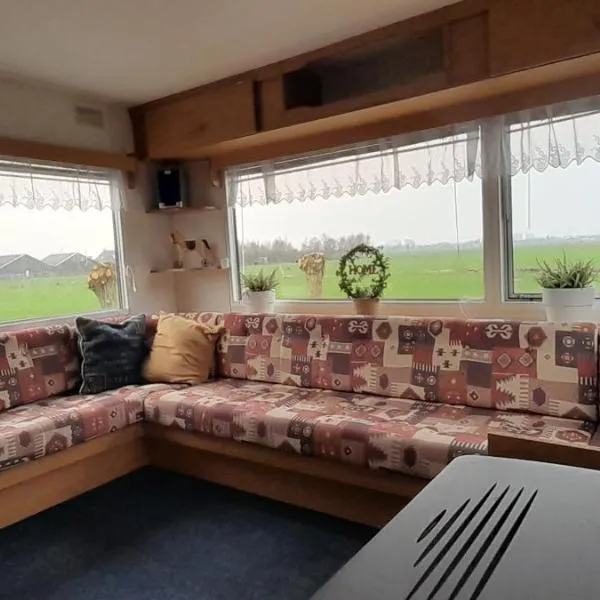 Stacaravan op de paardenboerderij Sneek, hotel v destinaci Sneek
