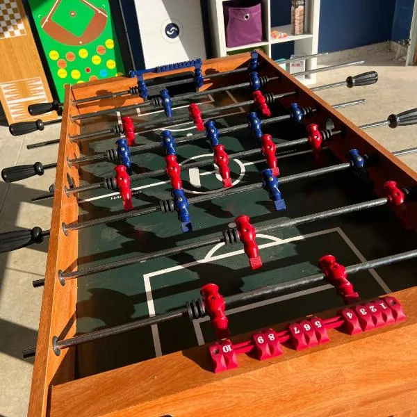 Near Broadway & Opry 3br Game Room Sleeps 10, hotel in Nashville