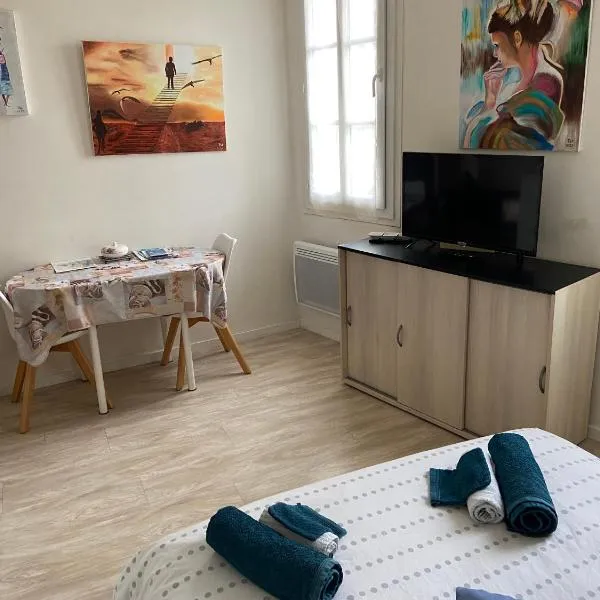 Studio le petit logis-local vélo-arrivée autonome Horaires flexibles, hotel v destinácii Rochefort