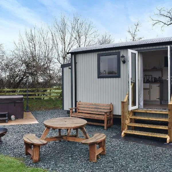 Greengill Farm Shepherds Hut- Ukc3632, khách sạn ở Gilcrux