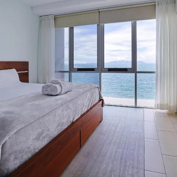 Best at Bright Point Absolute Waterfront Apartment, hotel in Nelly Bay