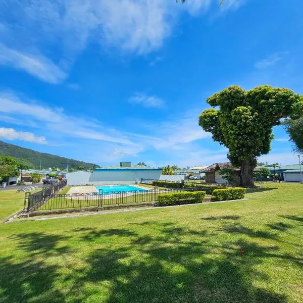 Cozy House in a private complex, hotel in Paea