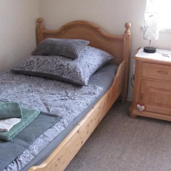 #2 Ruhiges gemütliches Ferienzimmer mit 2 Einzelbetten Gemeinschaftsbad W-Lan Airport nah Late Night Check in Haus Nr 9,5, hotel v destinaci Trunkelsberg