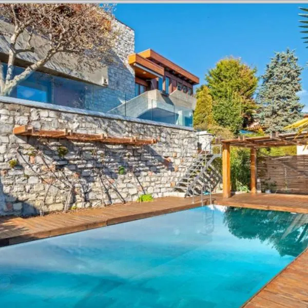 La Villa with heated pool and amaizing view, hotel u gradu Kademario