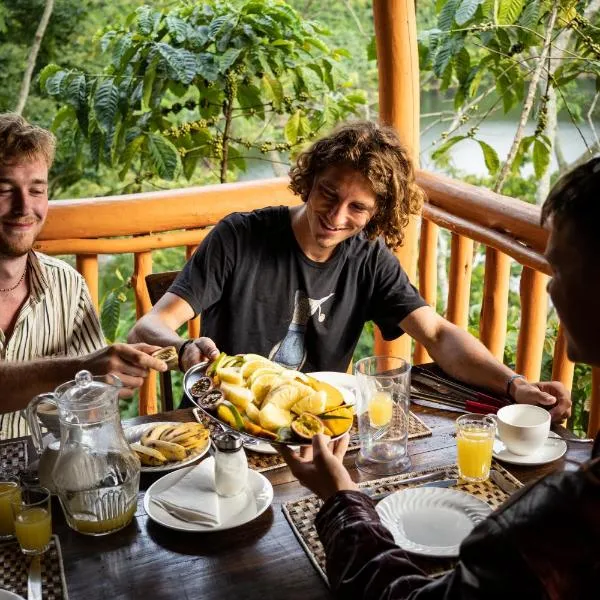 Dave the Cave Eco Lodge and Cultural Campsite, hotel di Busonga