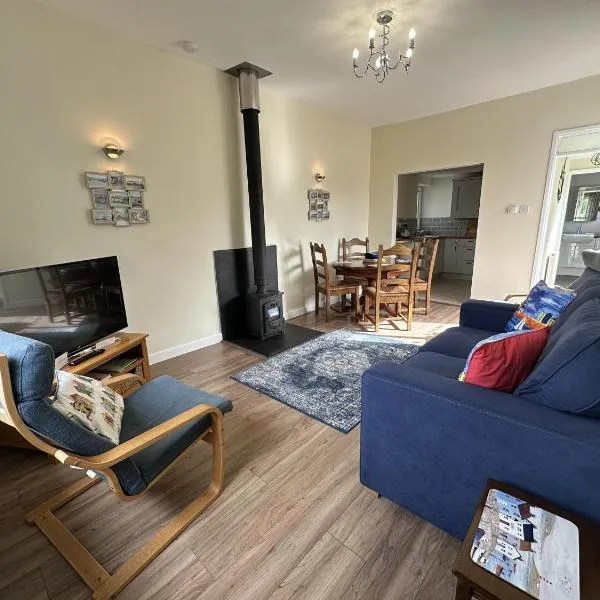 Ty'r Ardd - An immaculate 2 bedroom bungalow close to the beach, hotel en Pendine