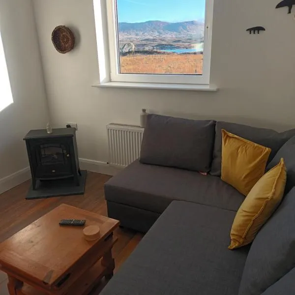 Connemara Lake View Apartment, hotel di Camus Eighter