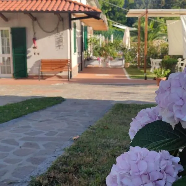Casa Rosi, in campagna, relax tra mare e montagna, khách sạn ở Giucano