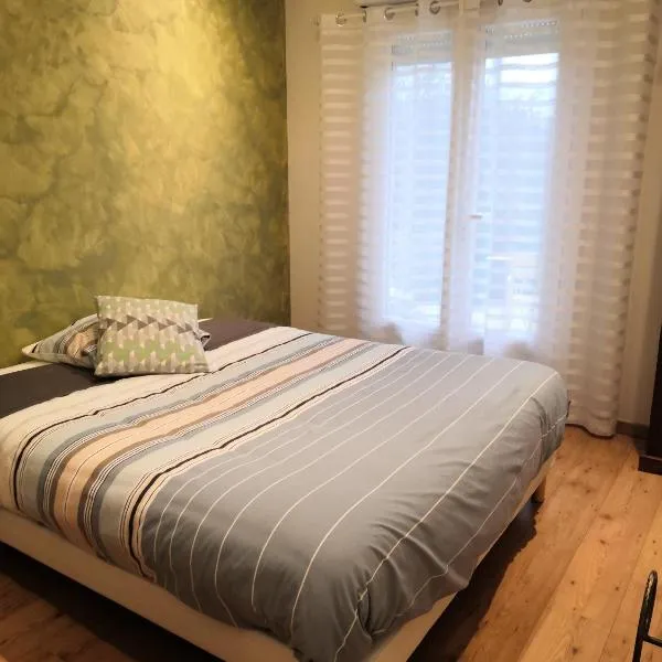 Chambre dans un écrin de verdure, hotel in Dommartin