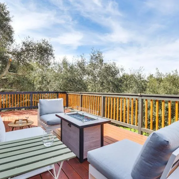 North San Diego Retreat with Deck, Fire Pit Table!, hotel in Escondido
