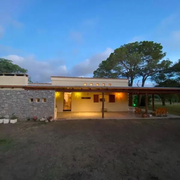 La Pausa. Casa de campo, hotel en Deán Funes
