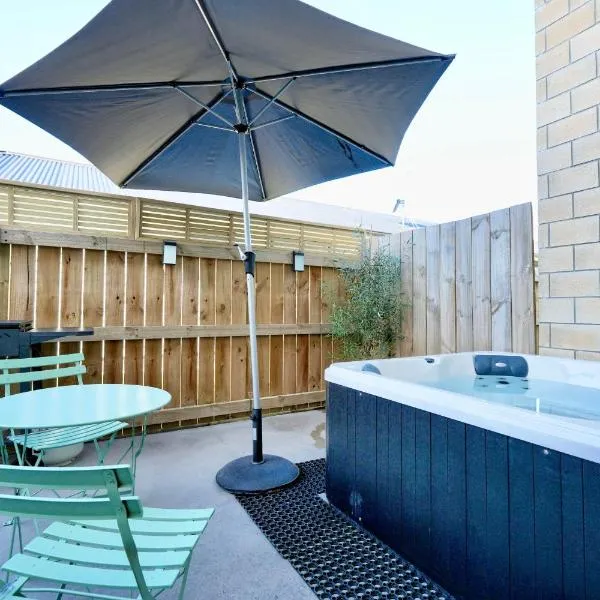Modern Oasis with Spa, close to shopping centres!, hotel v destinaci Hamilton