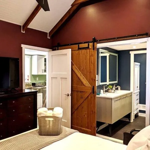 Walkable Elmwood Cottage, No Chores 2Bath 2BR 1Car, Hotel in Buffalo