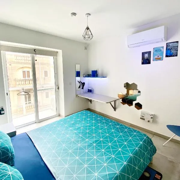 Central- Private En-Suite with Balcony in shared residence, hotel v destinaci Pietà