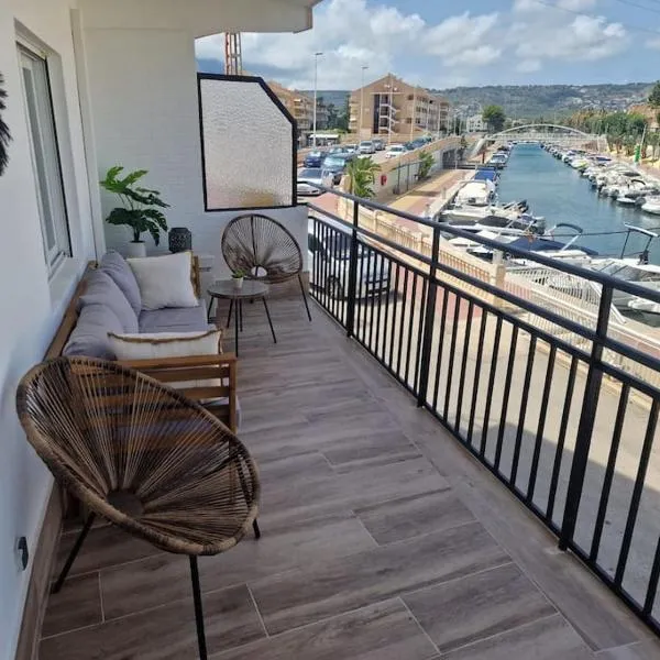 Waterfront 3 bed apartment, 90m from the beach, hotel v destinaci Platja de l'Arenal