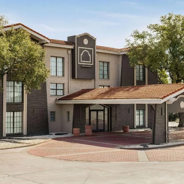 La Quinta Inn by Wyndham San Antonio I-35 N at Toepperwein, hotel v destinaci San Antonio