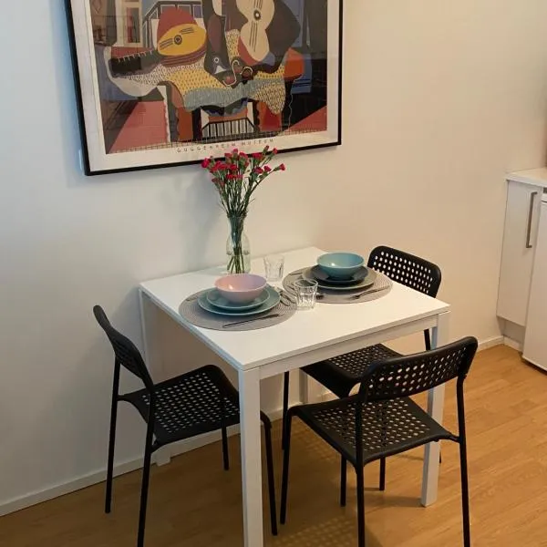 Studio with free parking, good connections& wifi, tranquil location, hotel a Vuosaari