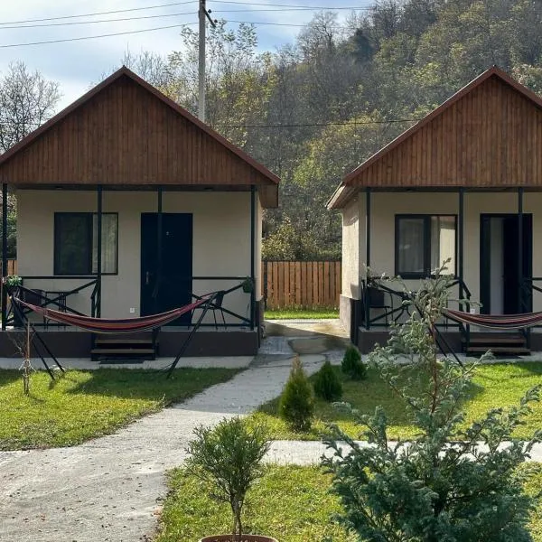 Flora Racha - Lovely Cottages, hotel v destinaci Ambrolauri