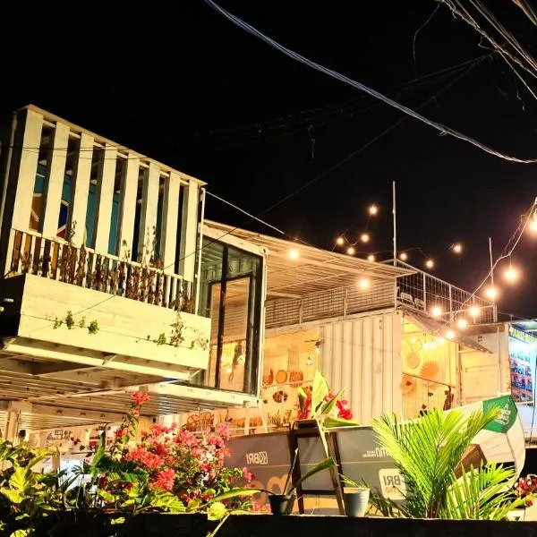 Karcof Container Hostel, hotel v destinaci Senggigi