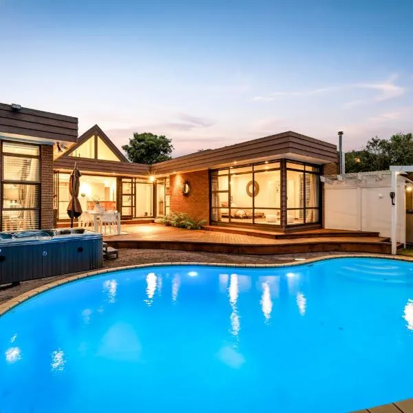 Entire house with pool, spa, hotel in Auckland