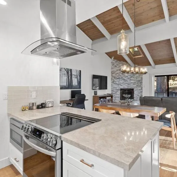 Fun & Air Conditioned Lake Tahoe 3 BR/2.5 BA Home, hotel v destinaci Incline Village