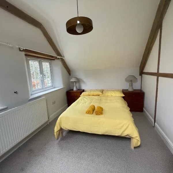 Charming cottage near airport, hotell i Yatton