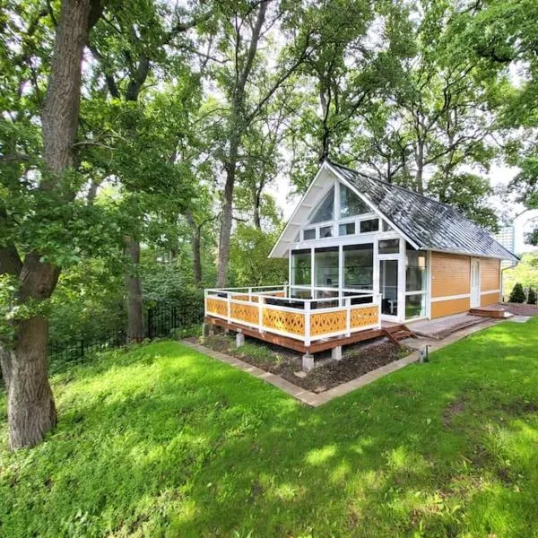 Entire beautiful lakefront house, hotell i Västerås