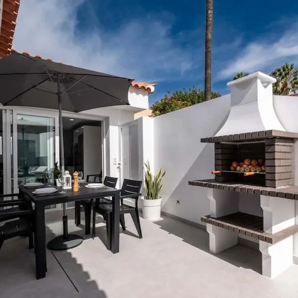Bungalow con piscina comunitaria y terraza privada, hotel en Chayofa