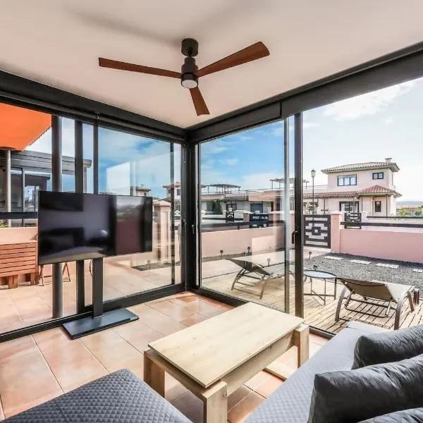 HolaOla HighClass Townhouse, hotel in Lajares