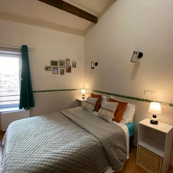 maison de village atypique – hotel w mieście Saint-Geniès-de-Fontedit