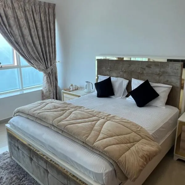 F30,R3,Sunrise on the beach,1room inside 3bedroom apartment,(separate washroom outside), hotel v destinaci Adžmán