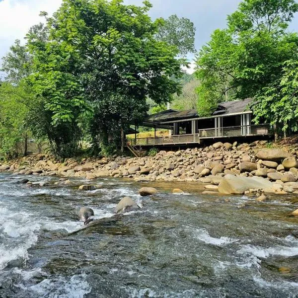 Rugading Riverside Villa near Kota Kinabalu., hotel v destinaci Kampong Rugarding