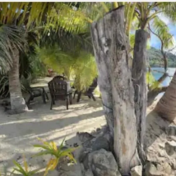 Les pieds dans l’eau à huahine. Maison climatisée, hotel in Parea