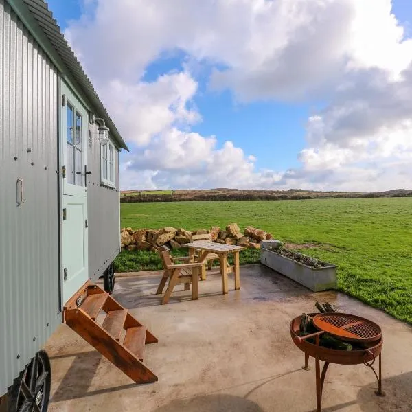 Lower Trewern Shepherds Hut, hotel v destinaci Penzance